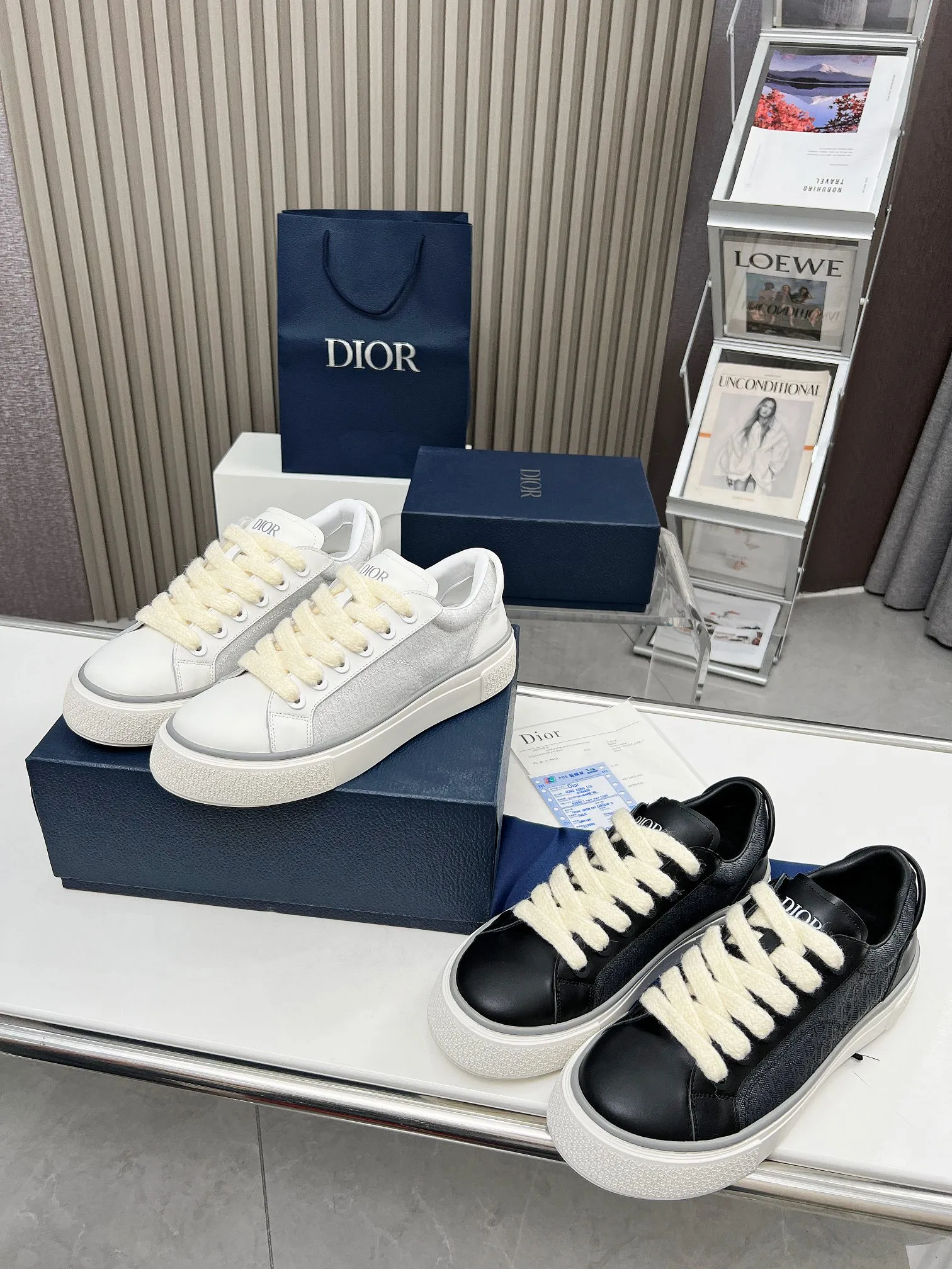 👟👟Ex-factory price 560👟👟 Embroidery +20, DIOR Dior B33 couple's casual shoes - black embroidered model 2024 spring new style, a new interpretation of the classic tennis shoes, the fashionable silhouette highlights the heavy texture, carefully made of black silk matte cowhide, decorated with three-dimensional embroidered Oblique print panels of the same color, and decorated with Dior It's distinguished by a padded tongue with an embossed logo, wide black mohair laces and tonal brass eyelets with a matte finish. The solid black Oblique print-effect rubber sole is decorated with a contrasting Dior 30 Avenue Montaigne logo on the back to enhance the style and add a fashionable touch to the casual look. Size: Women's 35-40 (34, 41 customized, non-refundable) Men's 39-45 (38, 46 customized, non-refundable)
